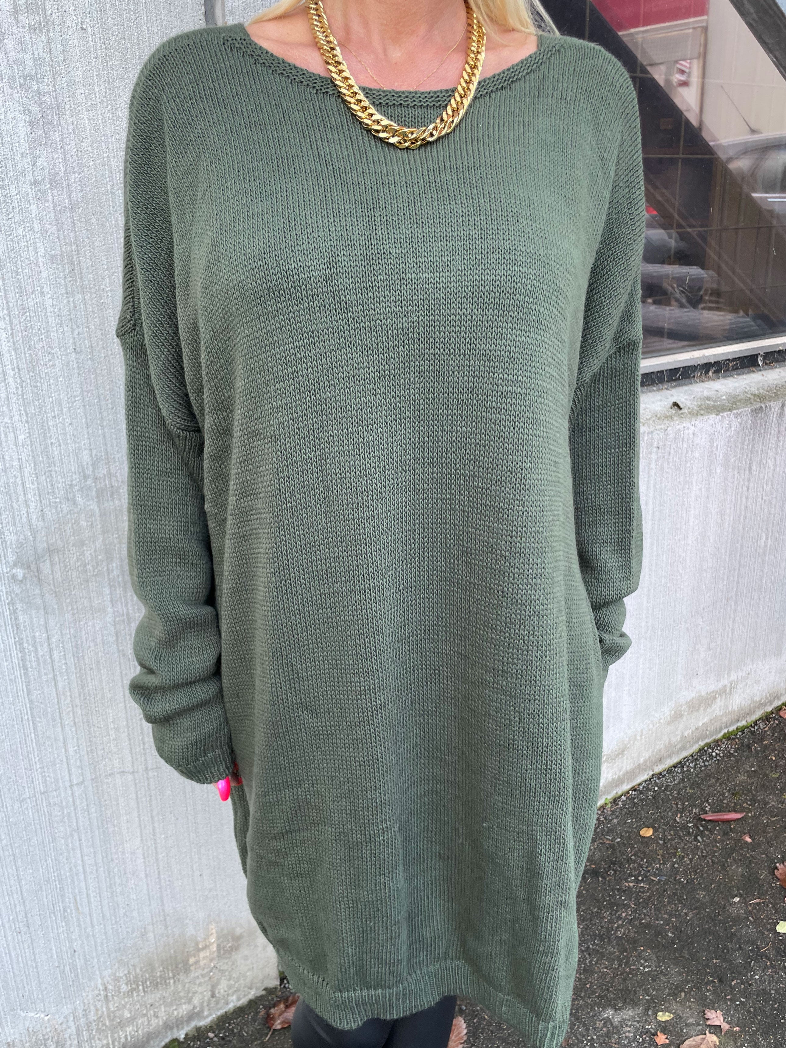 Stella - Simpel strikkjole med dyb ryg